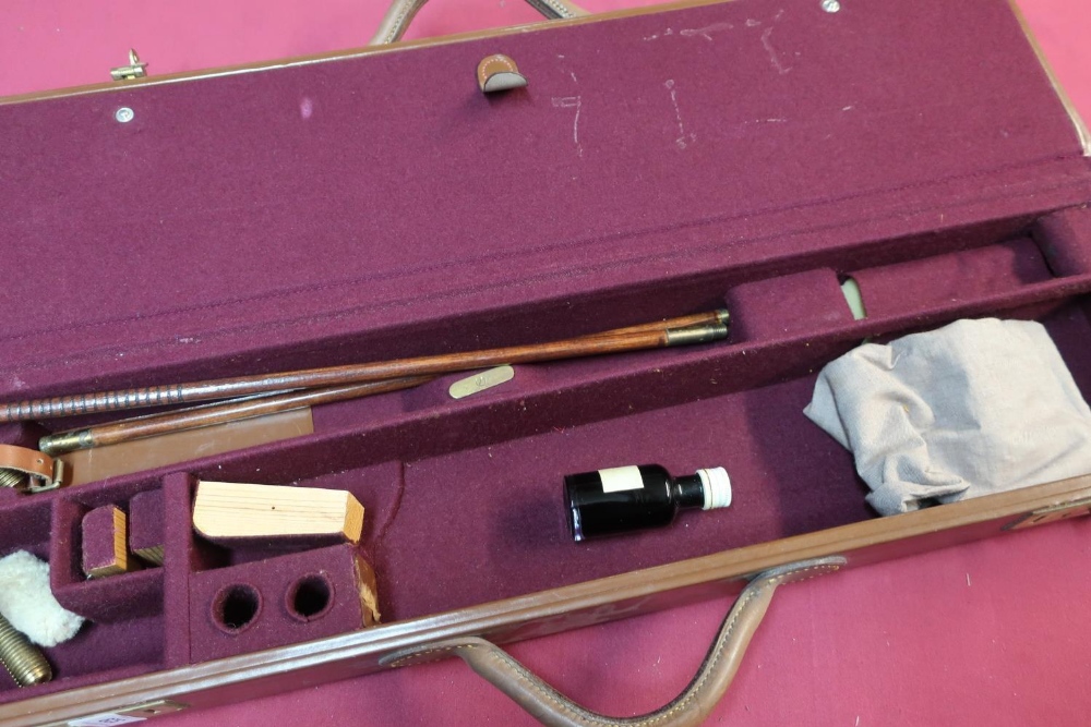 Quality tan leather shotgun motor case with fitted interior and cleaning rods to fit 25 inch barrels - Image 2 of 2