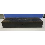 19th C wooden gun box with top carry handle (77.5cm x 24cm x 13.5cm) (top split)