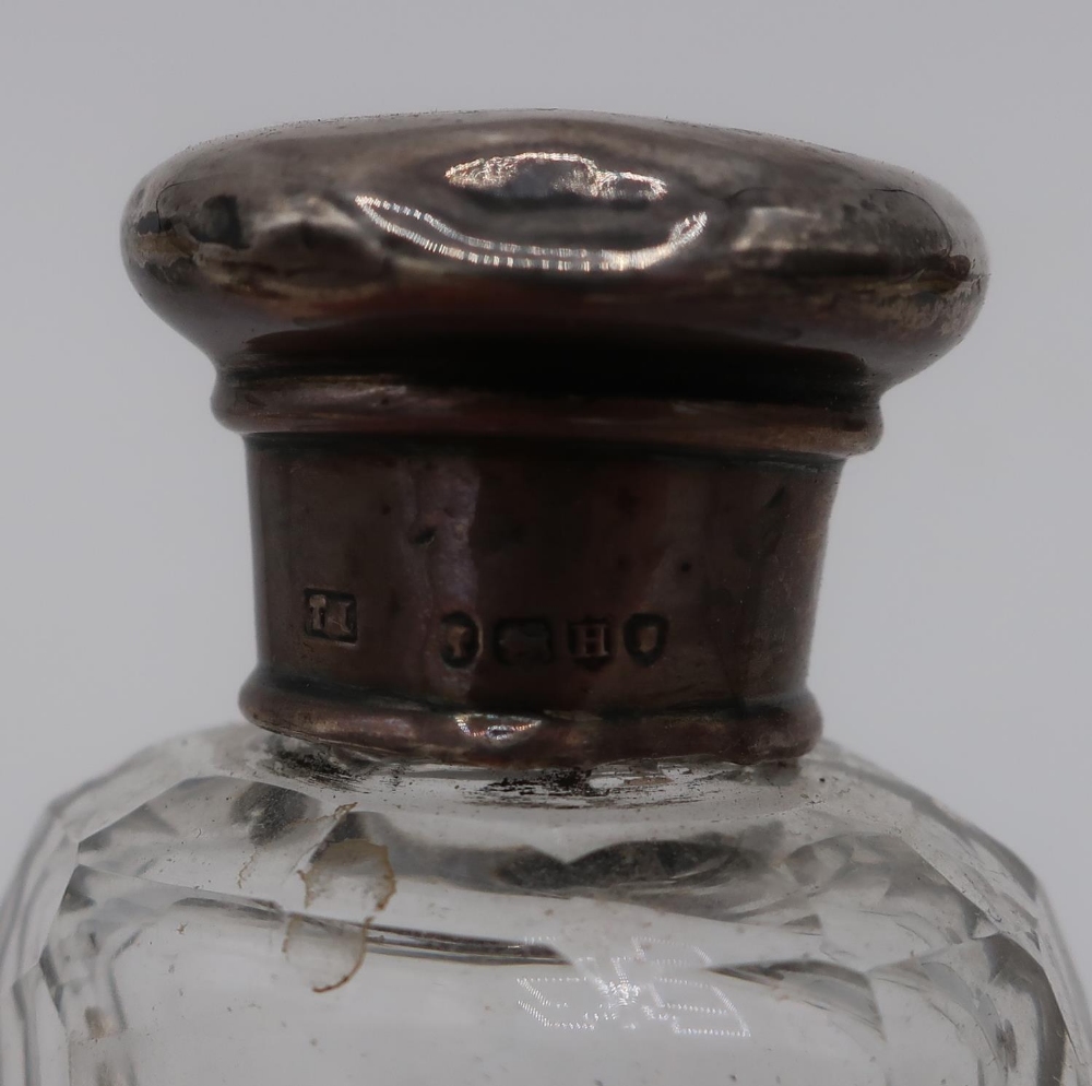 Hallmarked silver ink well, Birmingham 1915, a silver capstan ink well with inlaid tortoiseshell - Image 3 of 4