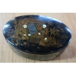 Small 20th C papier mache oval table snuff box, hinged cover chinoiserie decorated with figures (