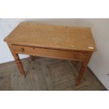 Late Victorian pine single drawer side table on turned supports (90cm x 43cm x 72cm)