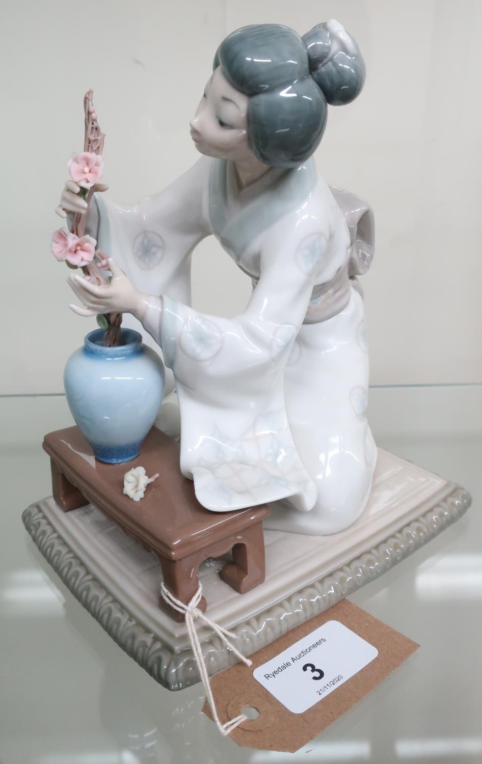 Lladro porcelain model of a Geisha arranging flowers, in original box with packaging (H20cm)