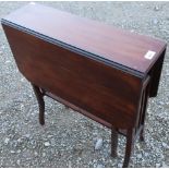 Edwardian mahogany Sutherland table, the two fall leaves on square supports (76cm x 61cm x 66cm)