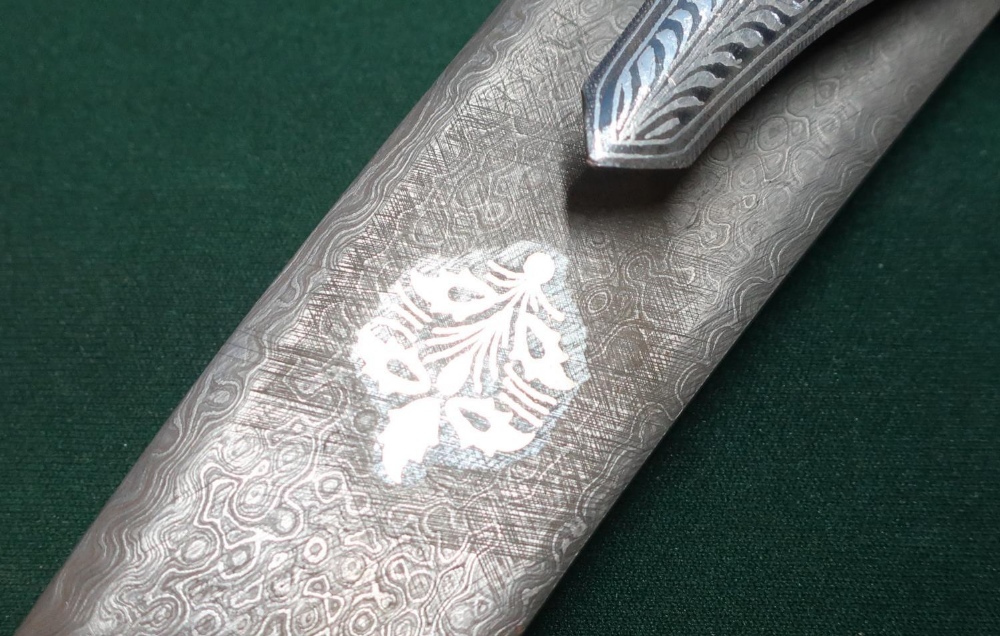 Indian silver inlaid dagger with 14 inch curved Damascus blade with white metal inlaid panel with - Image 6 of 6