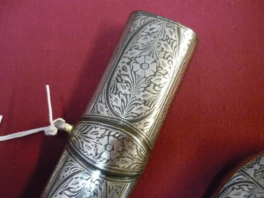 Indian silver inlaid dagger with 14 inch curved Damascus blade with white metal inlaid panel with - Image 5 of 6