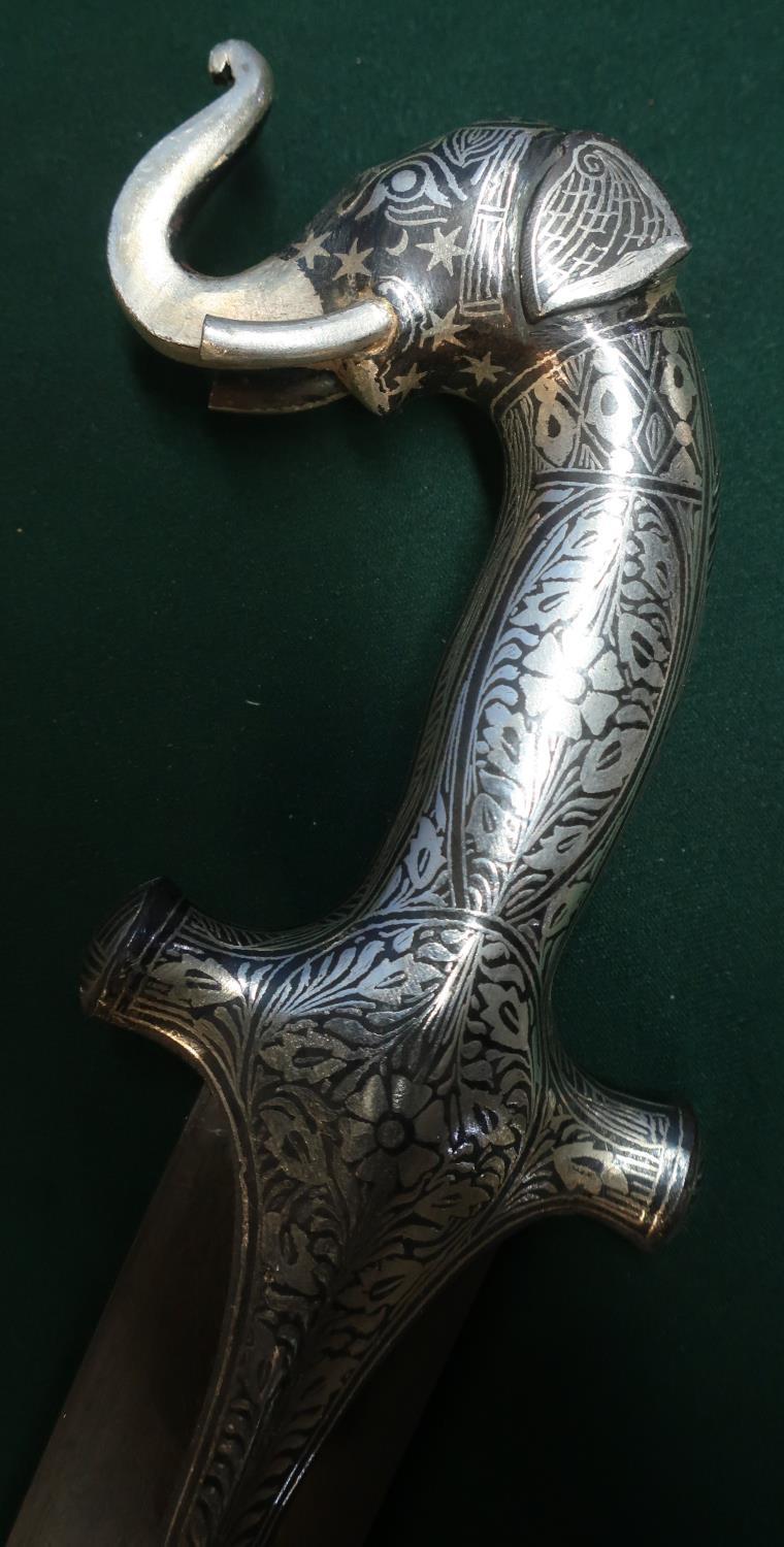 Indian silver inlaid dagger with 14 inch curved Damascus blade with white metal inlaid panel with - Image 3 of 6