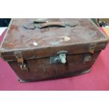 Vintage brown leather travel case with top carrying handle (46cm x 37cm x 27cm)