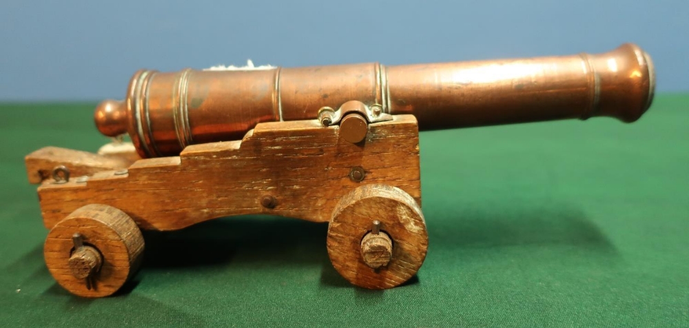 Well constructed scale model of a naval type cannon with 7 inch brass barrel on oak carriage (L19cm)