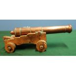 Well constructed scale model of a naval type cannon with 7 inch brass barrel on oak carriage (L19cm)