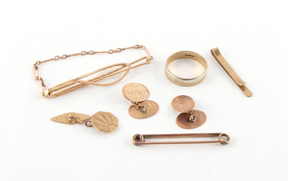 Property of a deceased estate - a quantity of gentleman's 9ct gold jewellery including tie clips &