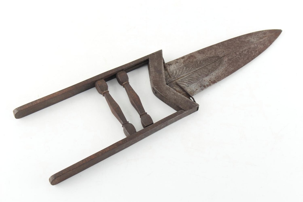 Property of a deceased estate - an Indian decorated steel scissor action katar or suwayyah, 18th / - Image 2 of 2