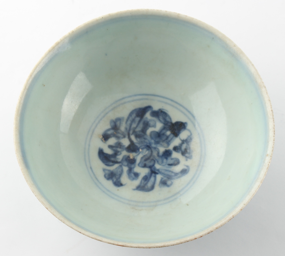 Property of a lady - an 18th century Chinese blue & white bowl, painted with flowers & shrubs - Image 5 of 6