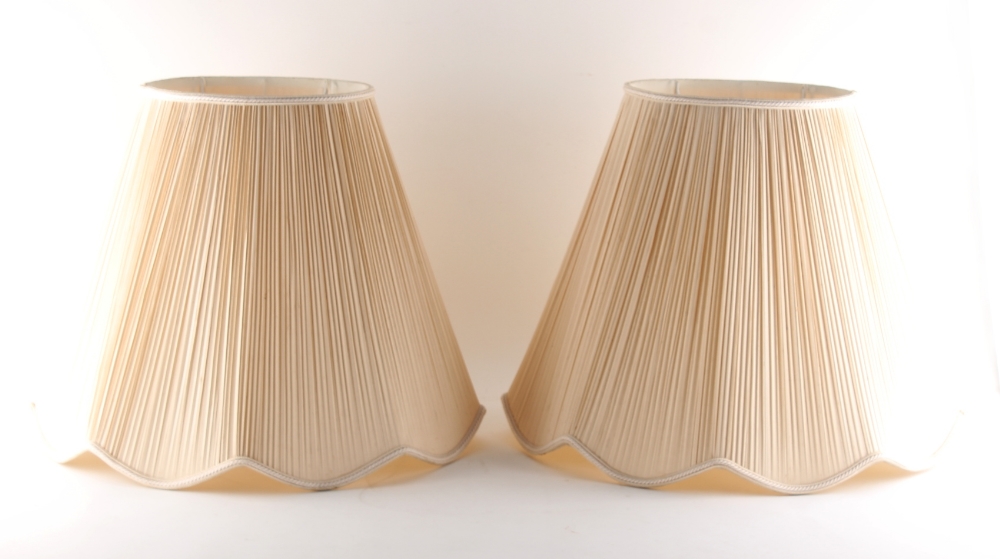 Property of a deceased estate - a pair of modern porcelain table lamps in the maiolica style, with - Image 2 of 2
