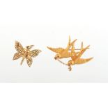 Property of a lady - an early 20th century 15ct yellow gold twin swallows brooch, with cabochon