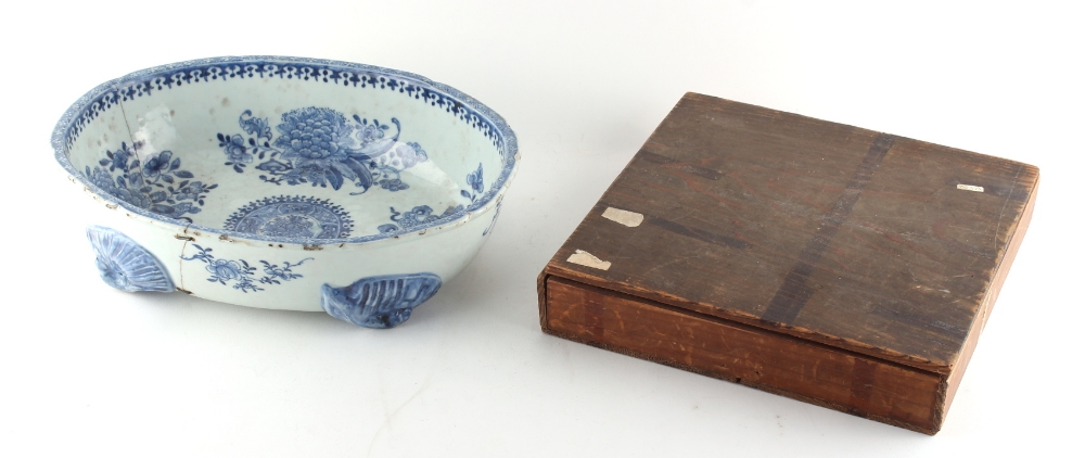 Property of a lady - a blue & white porcelain square tray, 18th / 19th century, painted with a - Image 7 of 7