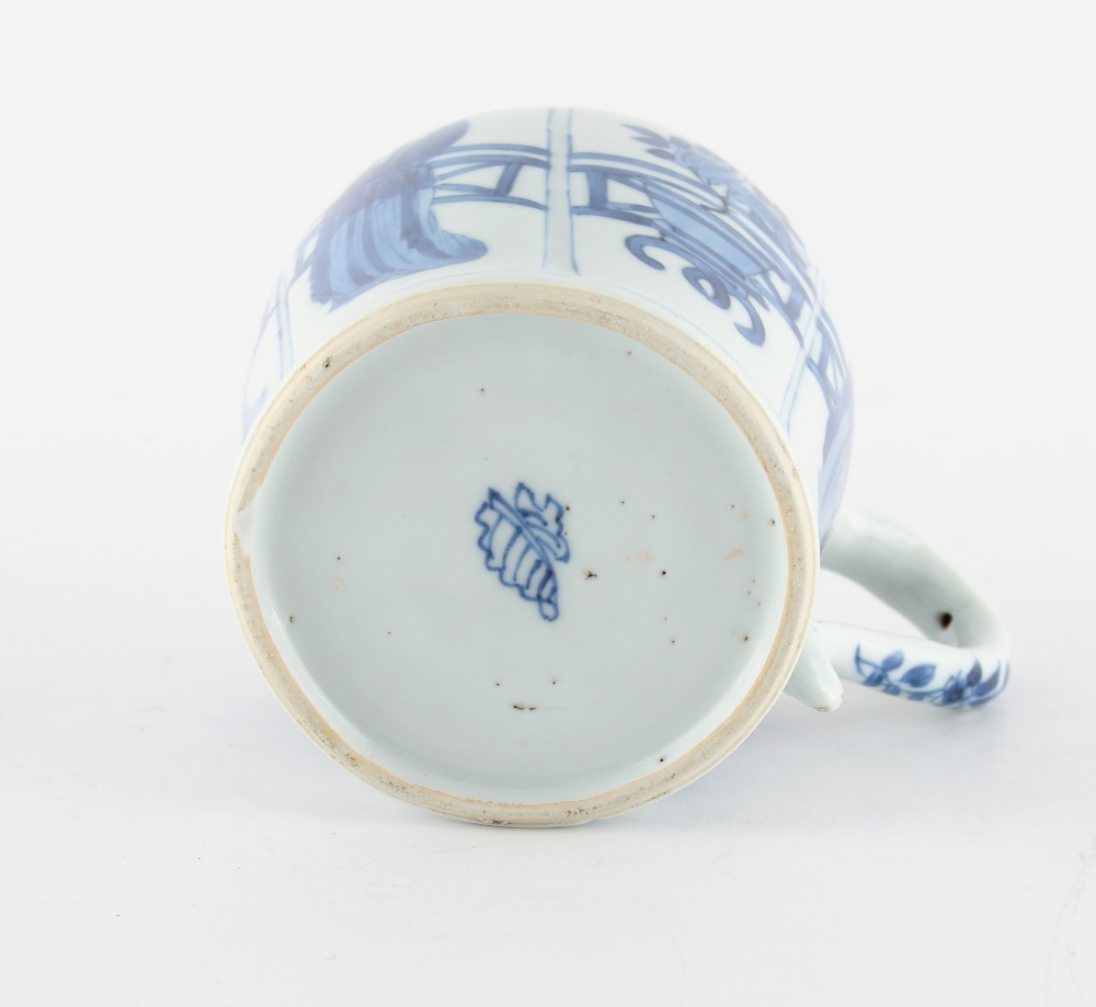 An unusual Chinese blue & white jar with single handle, Kangxi period (1662-1722), painted with four - Image 4 of 4