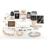 Property of a lady - a quantity of assorted jewellery including a 9ct yellow gold & seed pearl