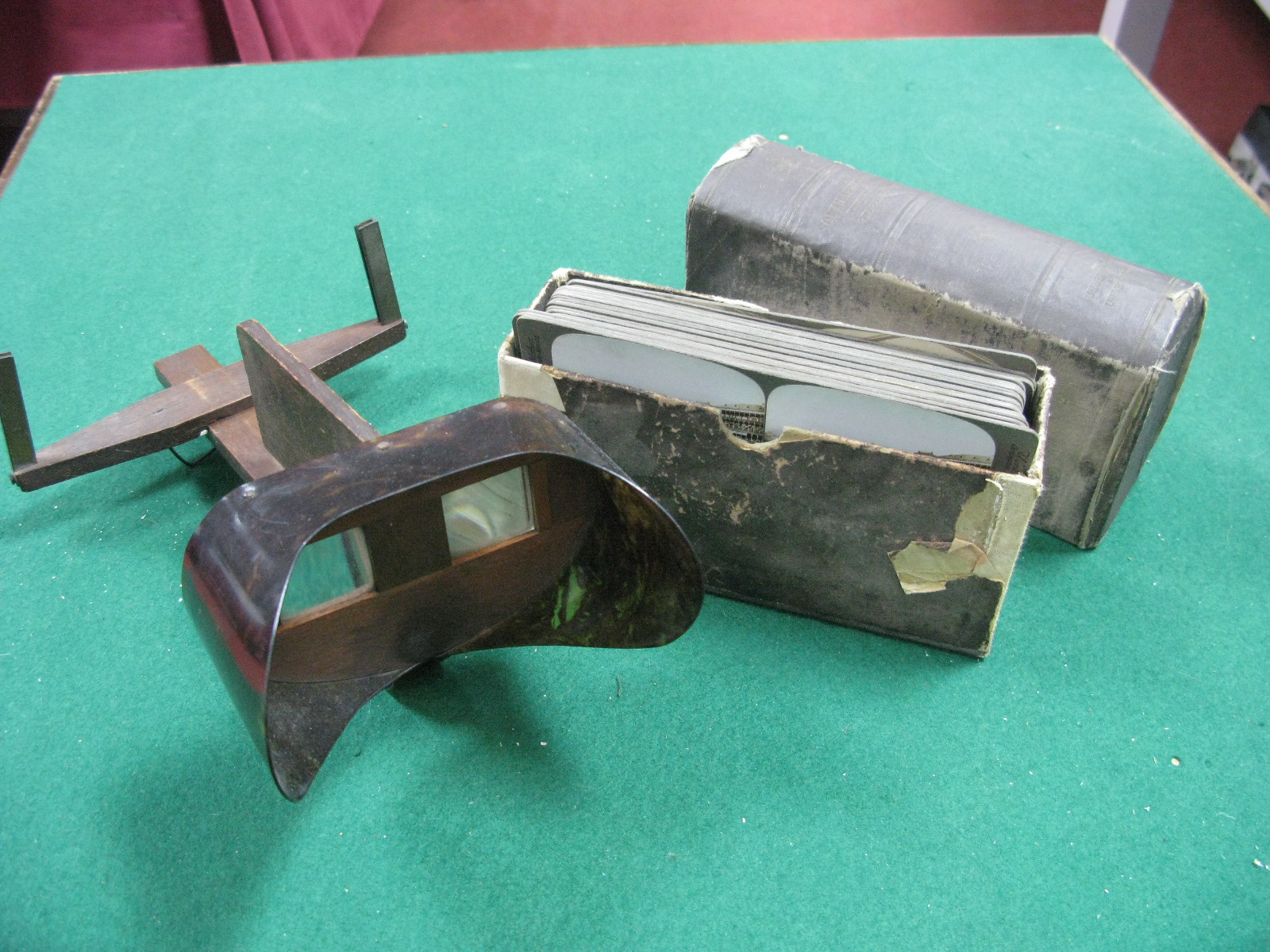 A Late XIX/Early XX Century Stereoscope and Boxed Set of South African War Stereoscopic Cards.