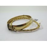 A 9ct Gold Textured Bangle, spring hinged (internal diameter 6.2cm) (overall weight 3.6g);