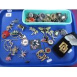 A Mixed Lot of Assorted Costume Brooches, including ornate spider, skull, feline, modern, etc;