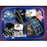 A Selection of Assorted Costume Jewellery, including a decorative daisy flowerhead link necklet,