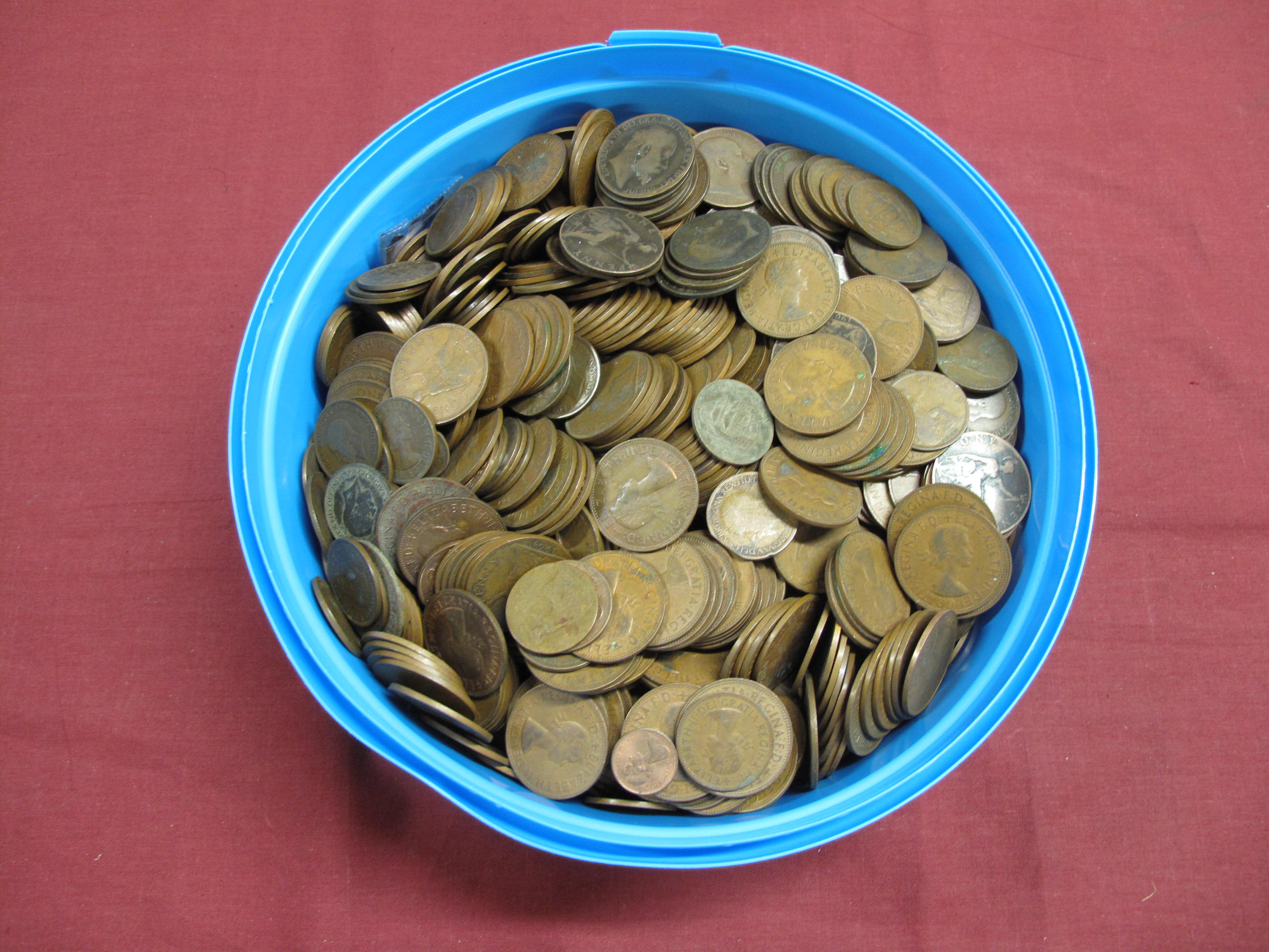 A Quantity of G.B. Pre-Decimal and Decimal Base Metal Coins, mostly including Halfpennies, Pennies.