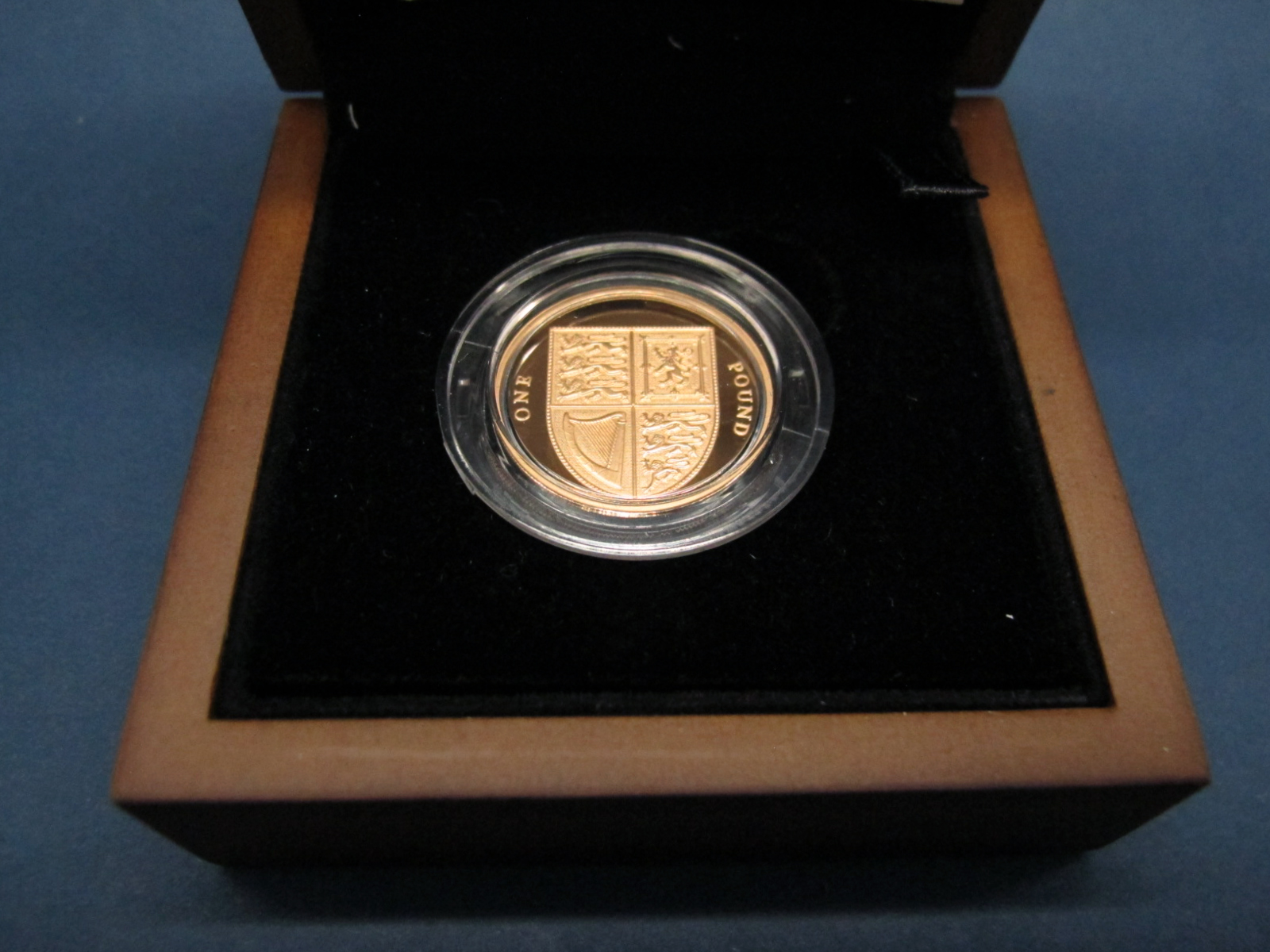 The Royal Mint 2009 UK Shield of The Royal Arms One Pound Gold Proof Coin, certified No.0587,