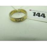 A Modern 18ct Gold Two Tone Wedding Band, with graduated inset highlights (finger size O) (6.5