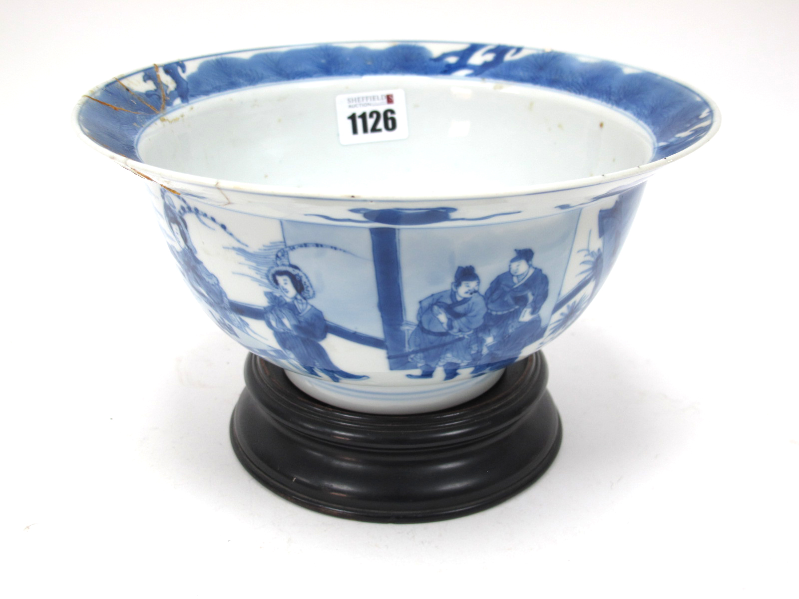 An XVIII Century Chinese Porcelain Klapmuts Bowl, of circular form with outcurved rim painted in