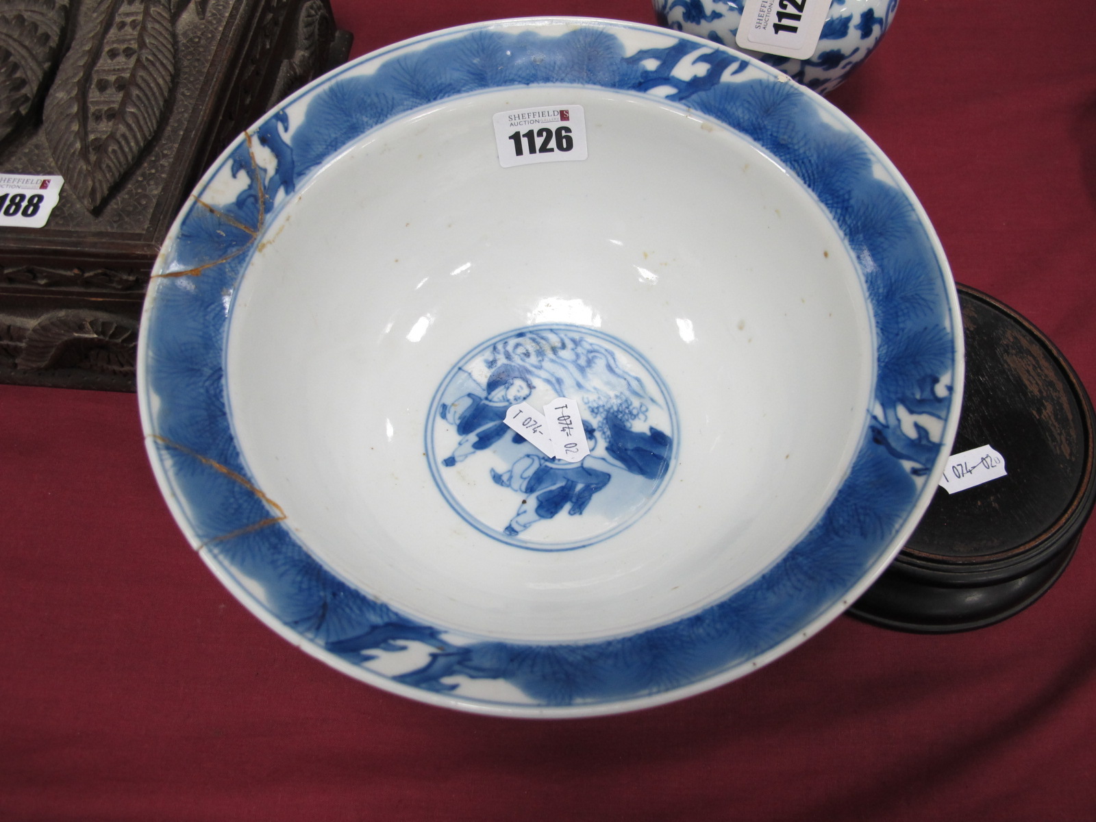 An XVIII Century Chinese Porcelain Klapmuts Bowl, of circular form with outcurved rim painted in - Image 2 of 6