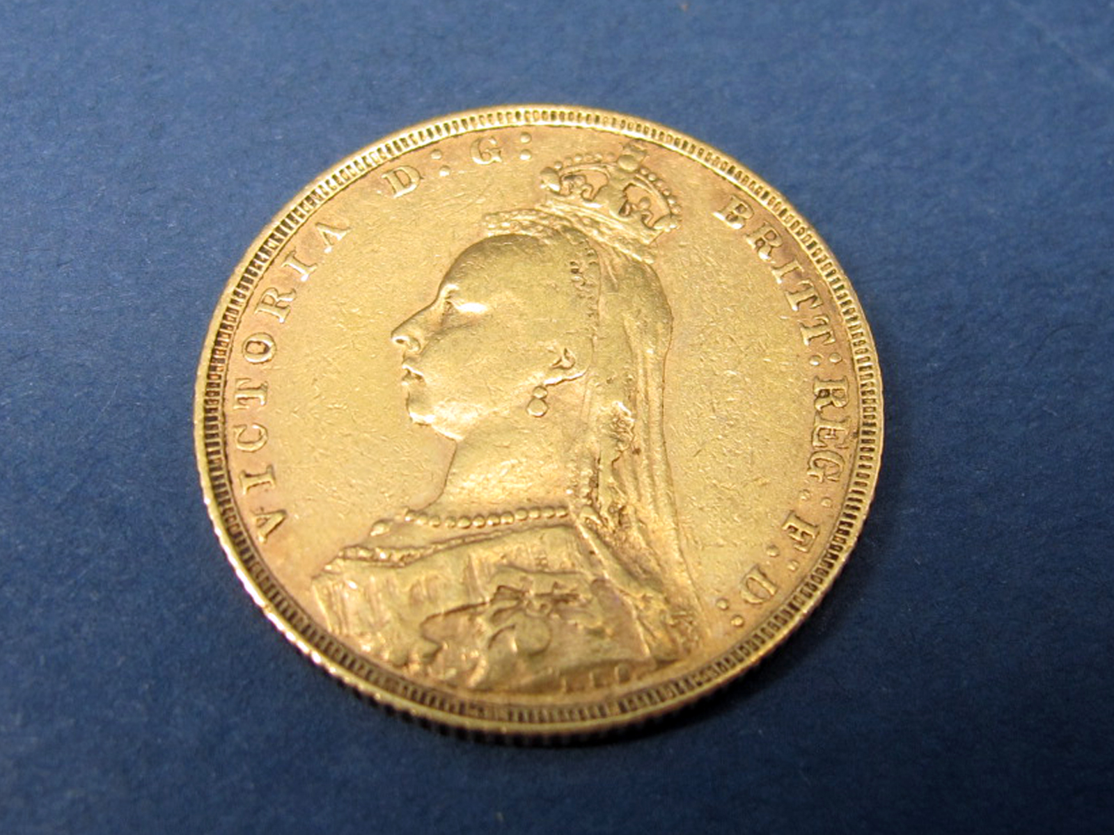 Queen Victoria Jubilee Head Gold Sovereign 1890, accompanied by Westminster C.O.A., (8.0g).