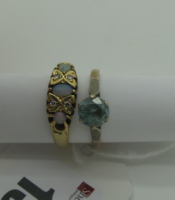 A Victorian Style Dress Ring, with graduated claw set stones and inset highlights, between plain