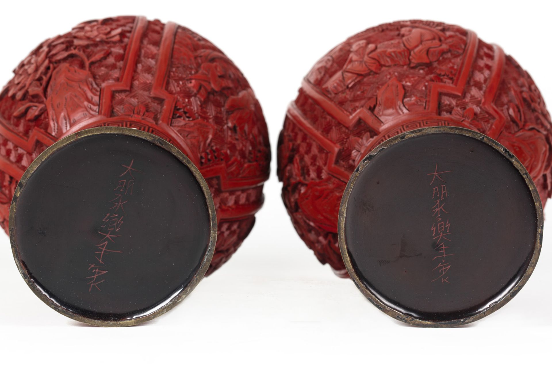 A PAIR OF CHINESE CARVED CINNABAR LACQUER VASES, 18TH-19TH CENTURY - Bild 3 aus 5