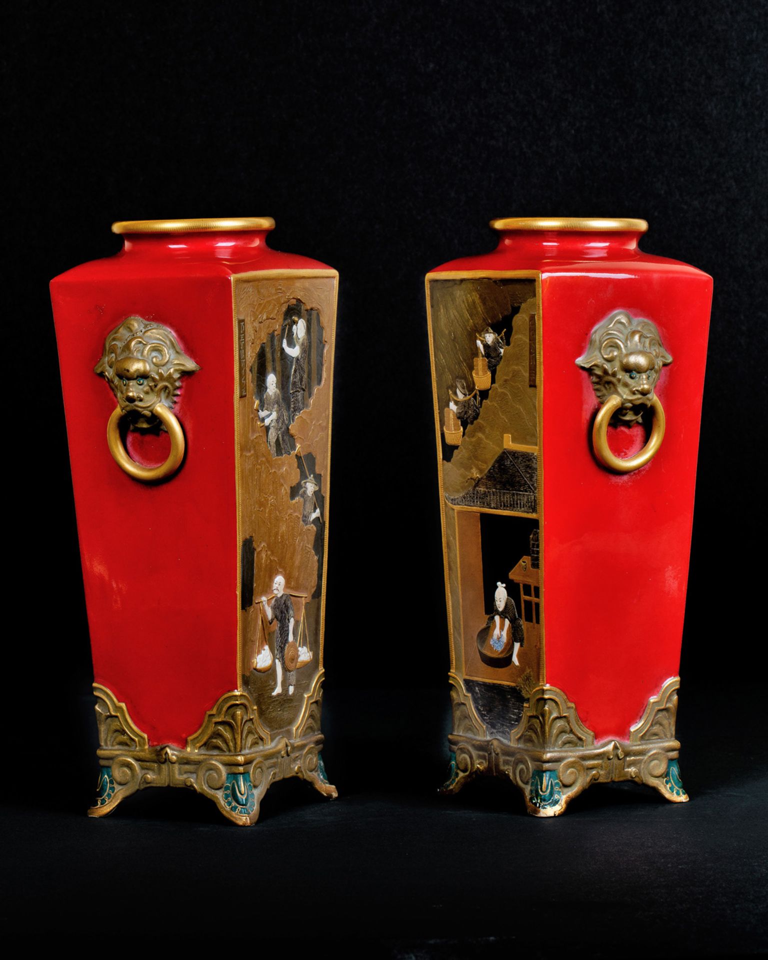 A PAIR OF JAPANOISERIE PORCELAIN VASES, WORCESTER ROYAL PORCELAIN WORKS, EARLY 20TH CENTURY - Bild 2 aus 6