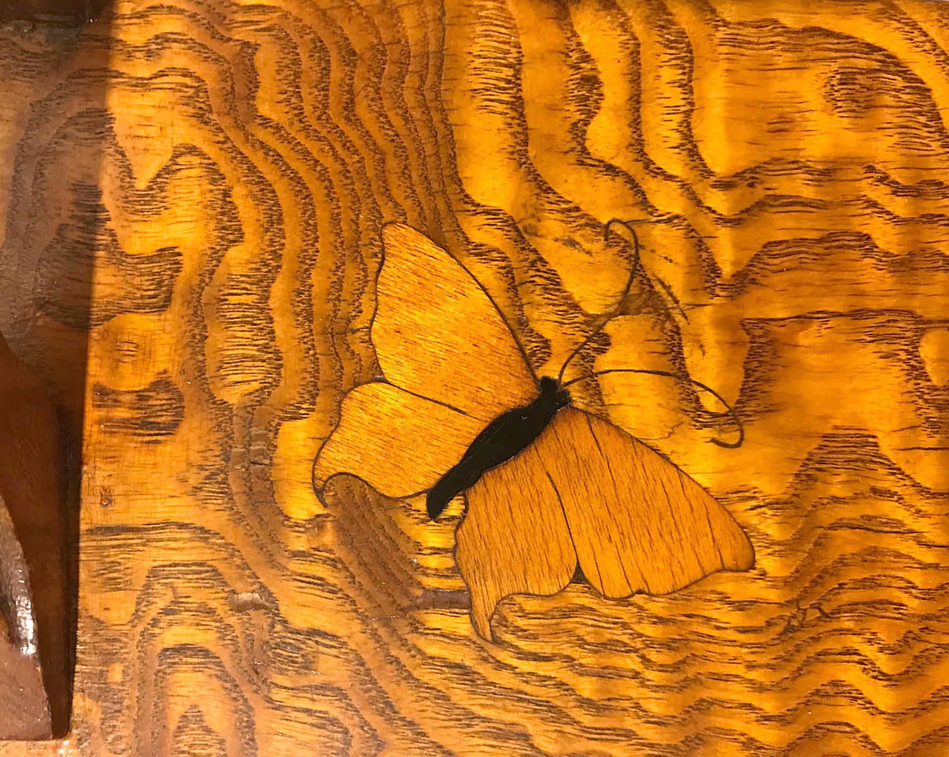 AN EMILE GALLE-STYLE MARQUETRY TABLE, CIRCA 1900 - Bild 4 aus 5