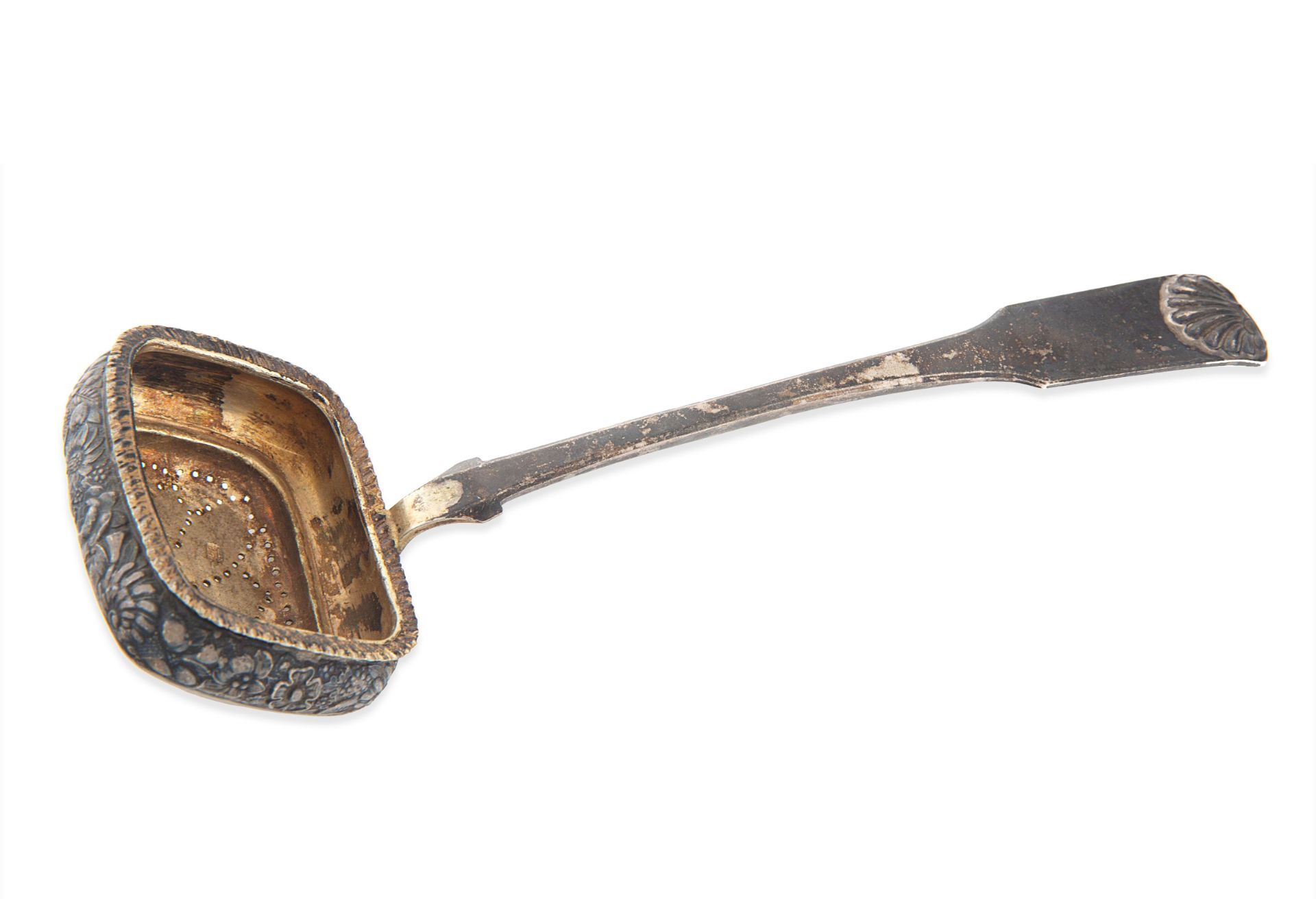 A PAIR OF RUSSIAN SILVER STRAINERS TOGETHER WITH TONGS, VARIOUS MAKERS, 19TH CENTURY - Bild 2 aus 4