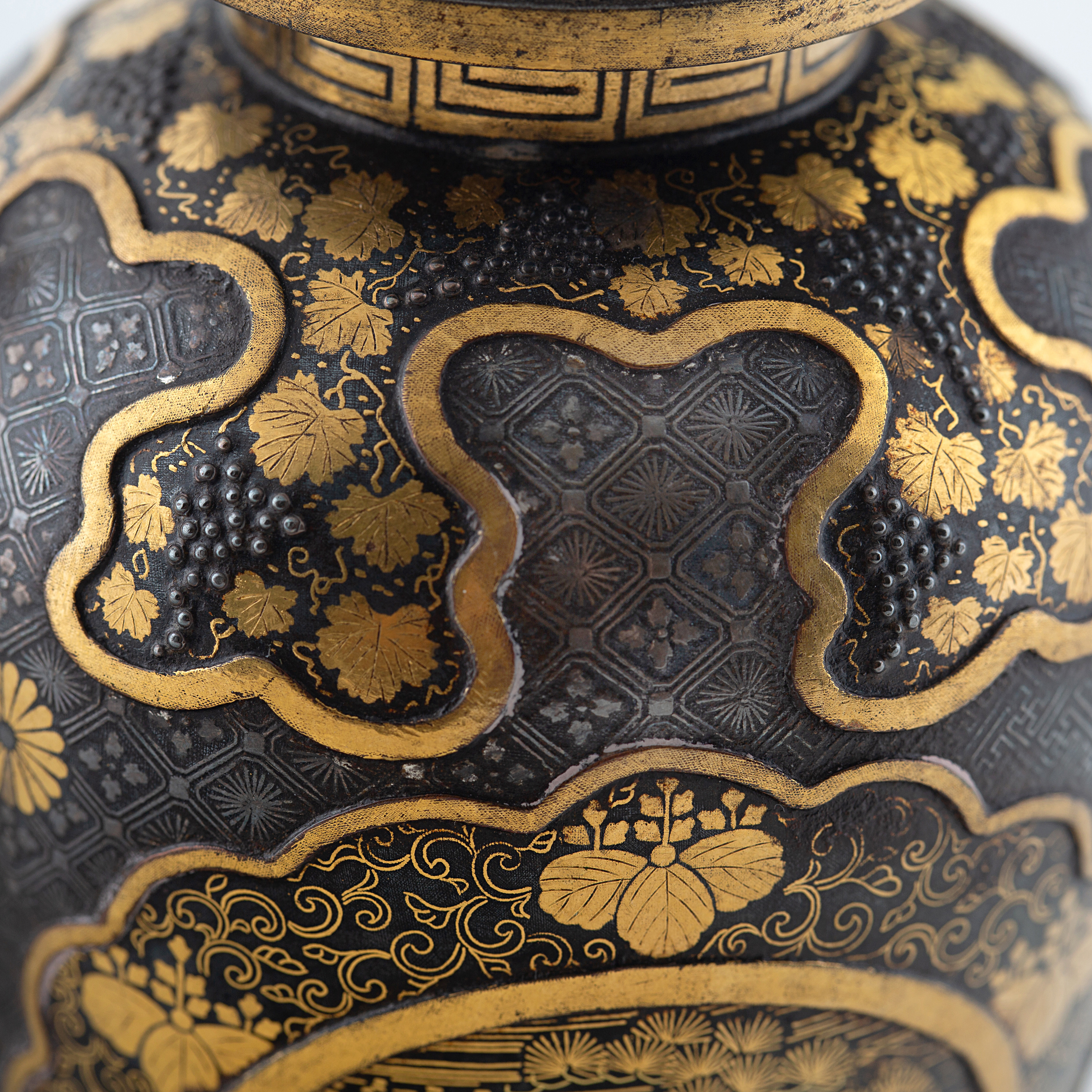 A PAIR OF COVERED JAPANESE MINIATURE URNS, MEIJI PERIOD (1868-1912) - Image 10 of 11