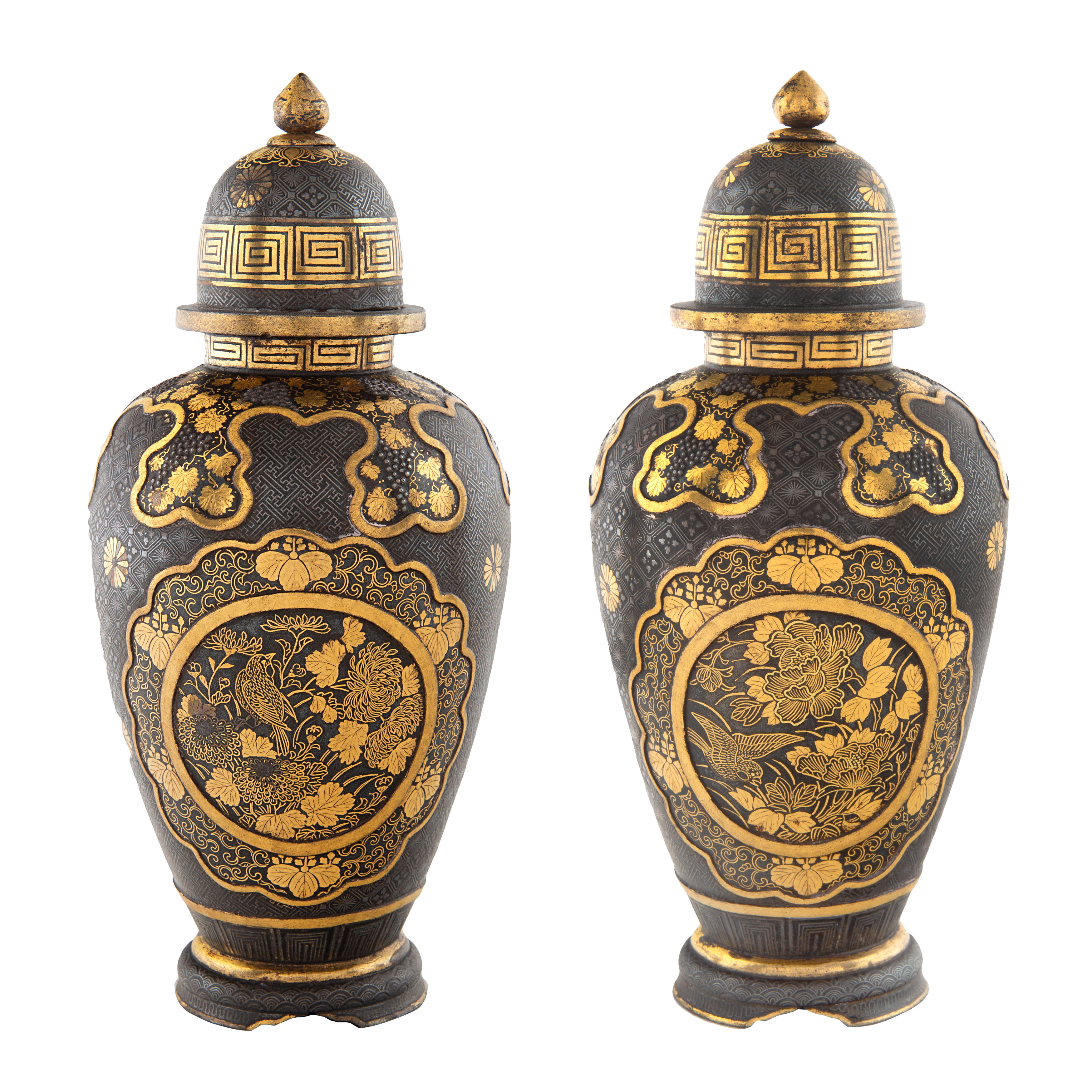 A PAIR OF COVERED JAPANESE MINIATURE URNS, MEIJI PERIOD (1868-1912) - Image 2 of 11