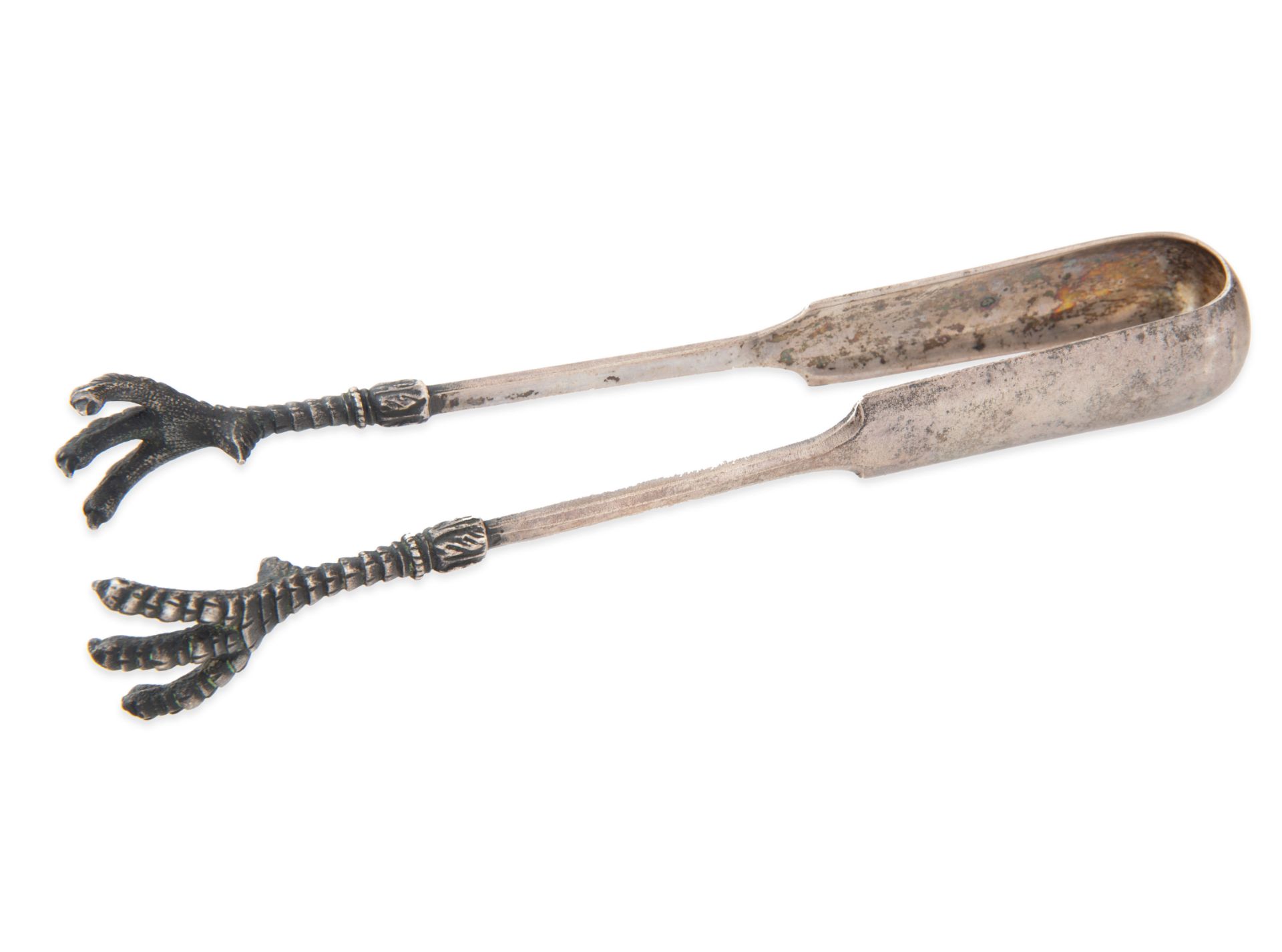 A PAIR OF RUSSIAN SILVER STRAINERS TOGETHER WITH TONGS, VARIOUS MAKERS, 19TH CENTURY - Bild 3 aus 4