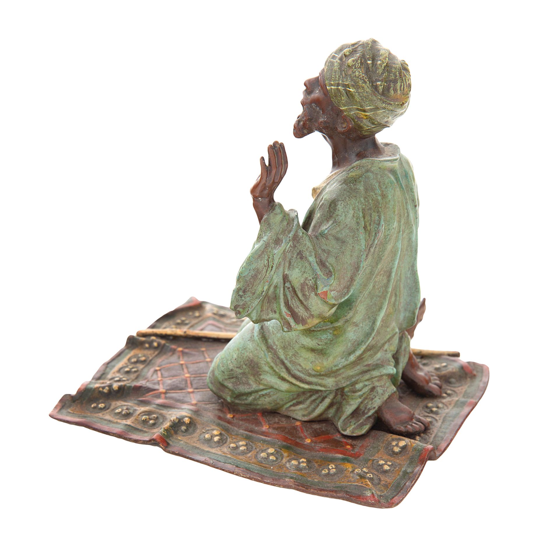 AN AUSTRIAN COLD-PAINTED BRONZE MODEL OF A MAN AT PRAYER, STYLE OF FRANZ BERGMAN, VIENNA, CIRCA 1900 - Bild 4 aus 6