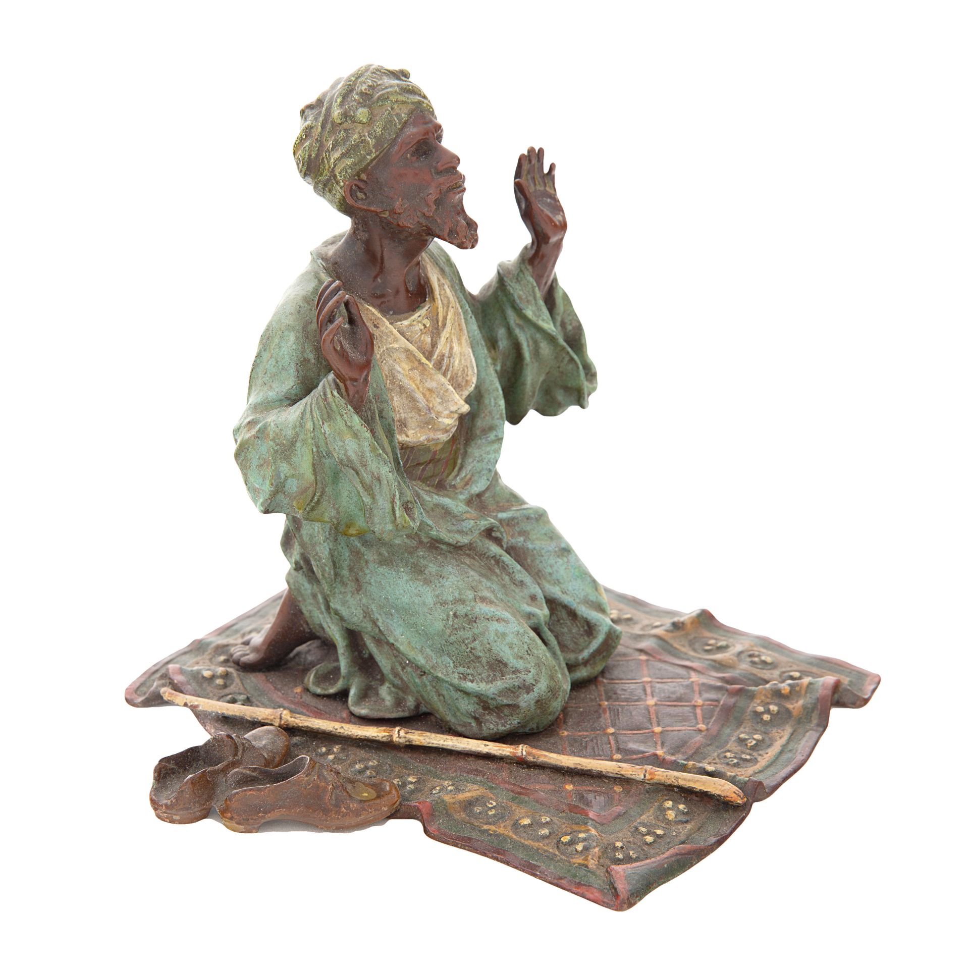 AN AUSTRIAN COLD-PAINTED BRONZE MODEL OF A MAN AT PRAYER, STYLE OF FRANZ BERGMAN, VIENNA, CIRCA 1900 - Bild 2 aus 6