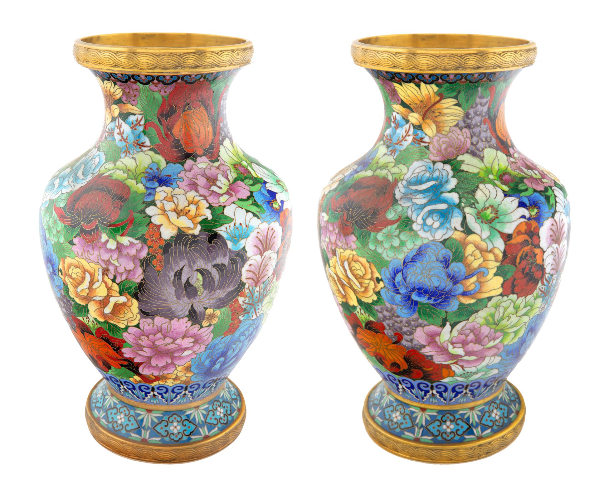 A PAIR OF CHINESE GILT BRONZE AND SHADED CLOISONNE ENAMEL VASES, EARLY 20TH CENTURY - Bild 2 aus 10