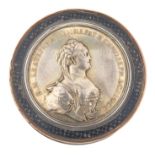 A RUSSIAN GILT SILVER AND NIELLO SNUFF BOX WITH PORTRAIT OF YEKATERINA II, AFTER 1763