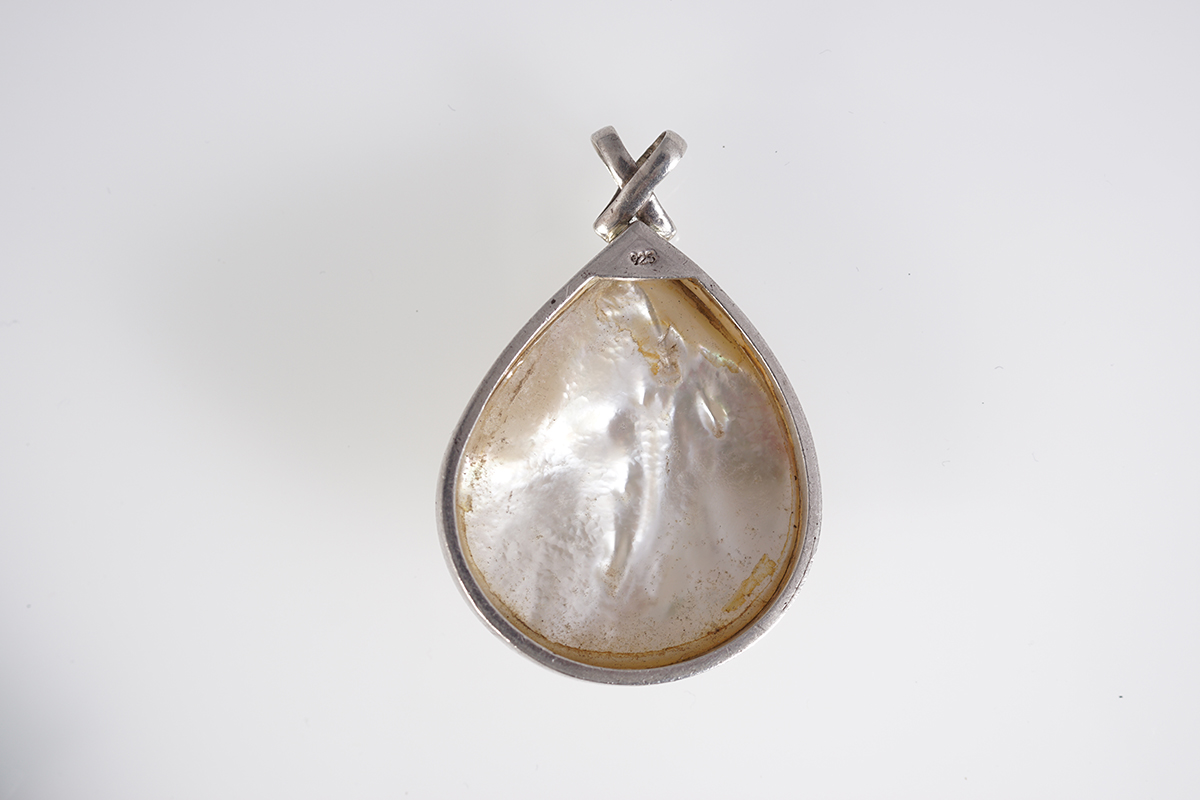 DESIGNER SILVER AND MOTHER O'PEARL PENDANT - Image 3 of 4