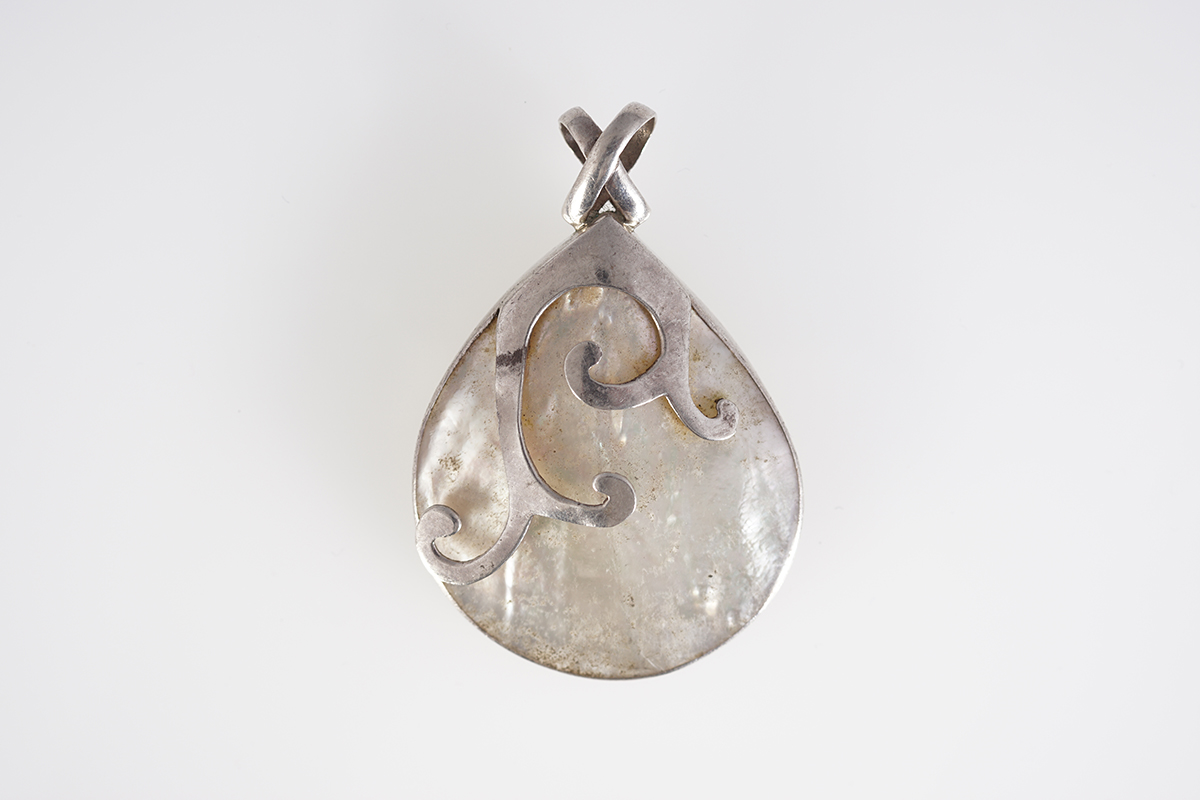 DESIGNER SILVER AND MOTHER O'PEARL PENDANT