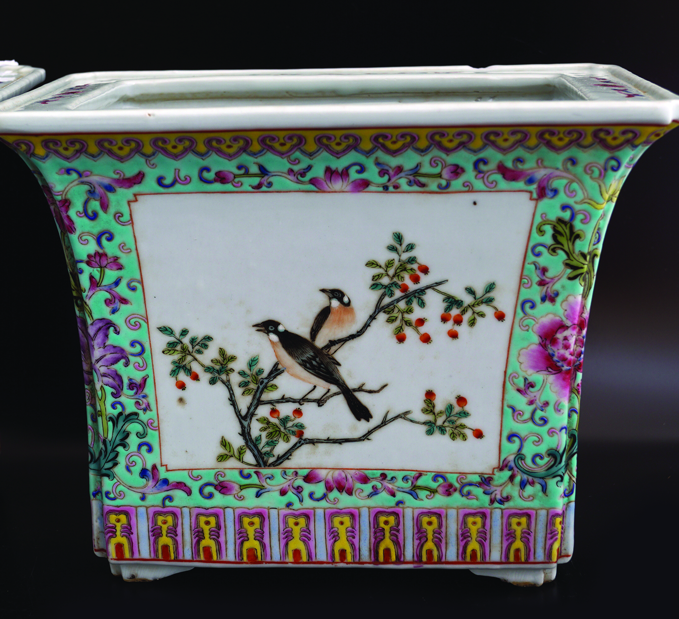 PAIR OF CHINESE QING PERIOD FAMILLE ROSE ENAMELLED JARDINIERES - Image 2 of 6