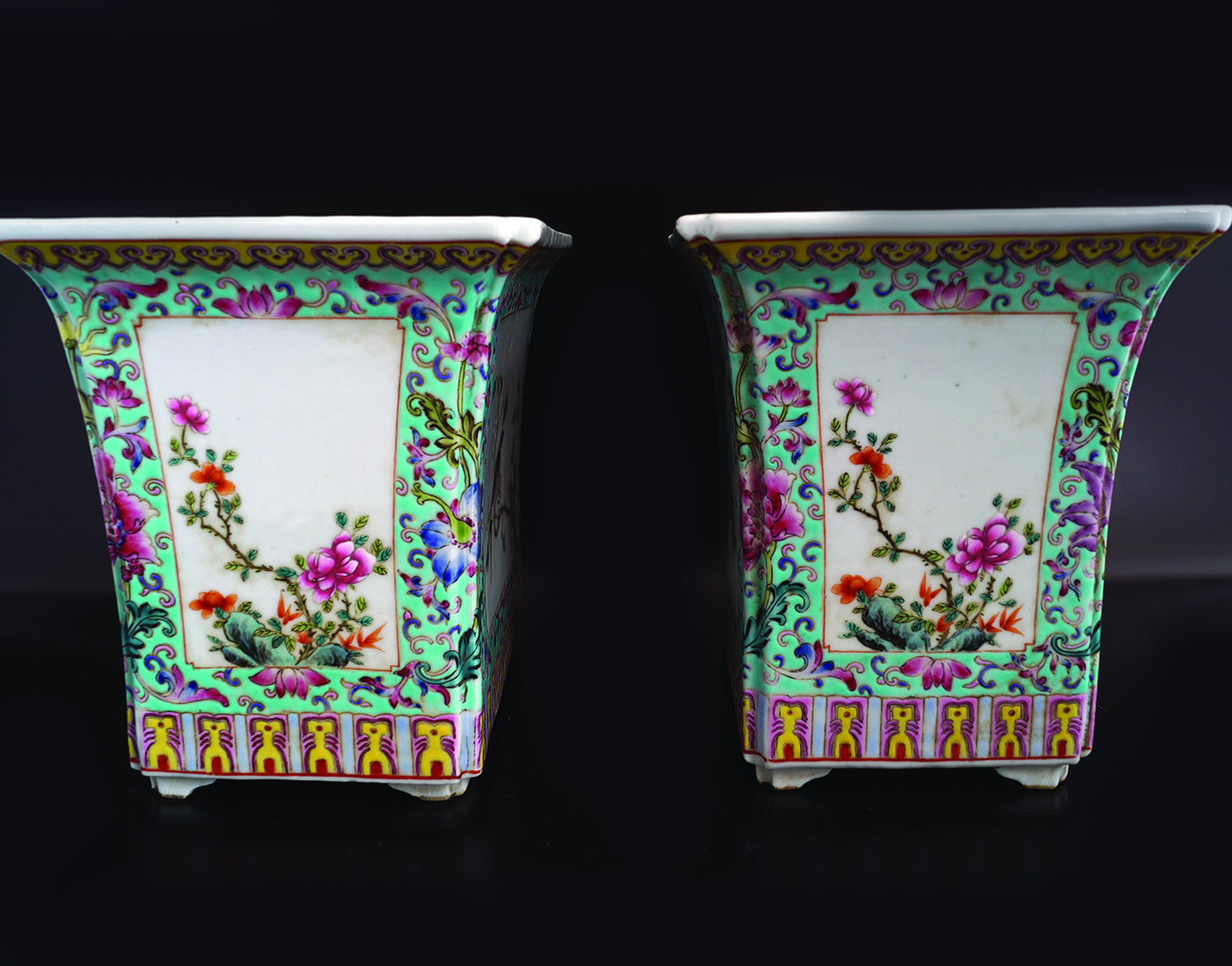 PAIR OF CHINESE QING PERIOD FAMILLE ROSE ENAMELLED JARDINIERES - Image 5 of 6