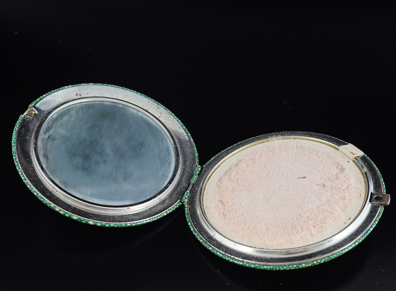 EARLY 20TH-CENTURY LADY'S SHAGREEN POWDER COMPACT - Image 2 of 3