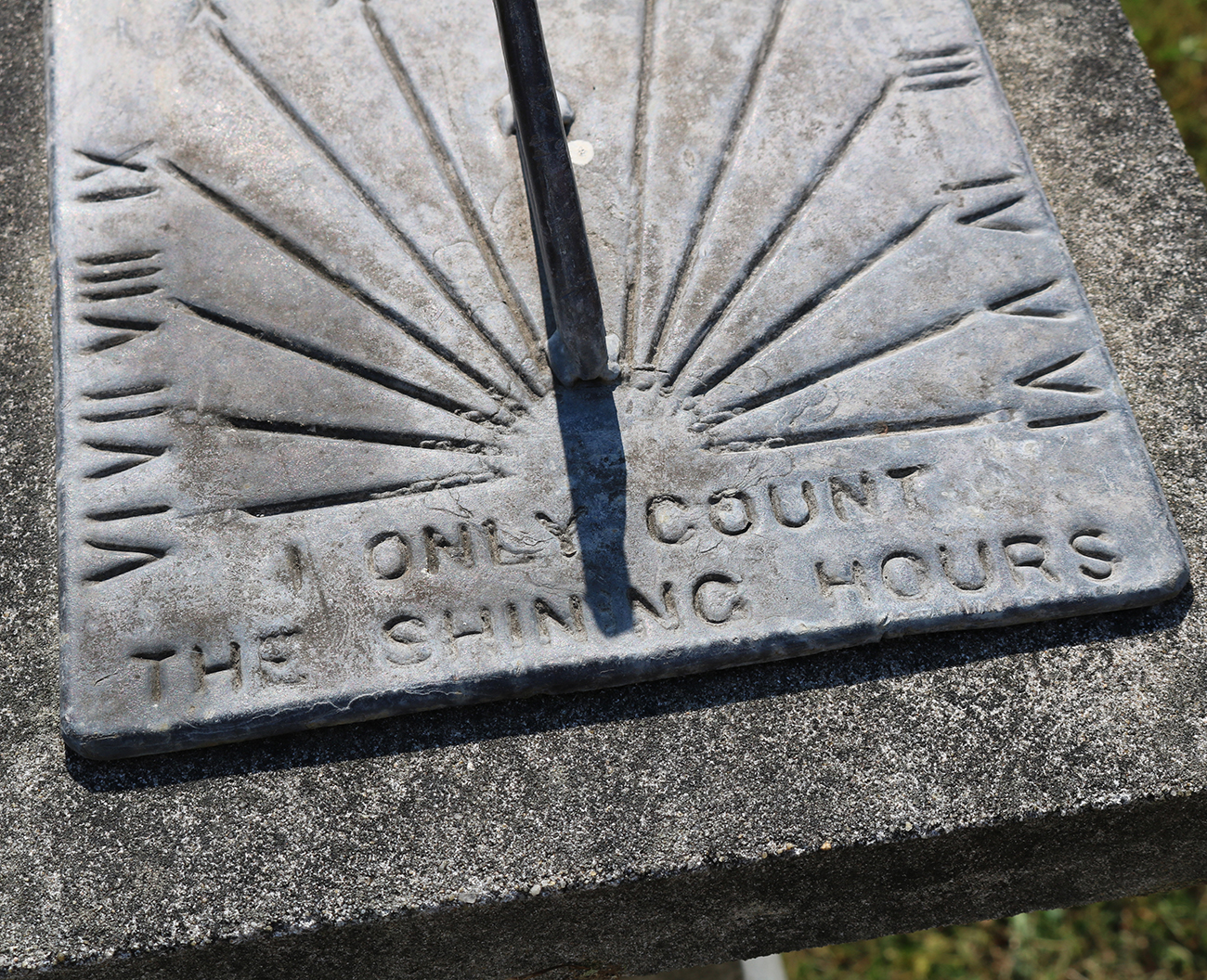 ITALIANATE STONE BASED SUNDIAL - Image 3 of 3