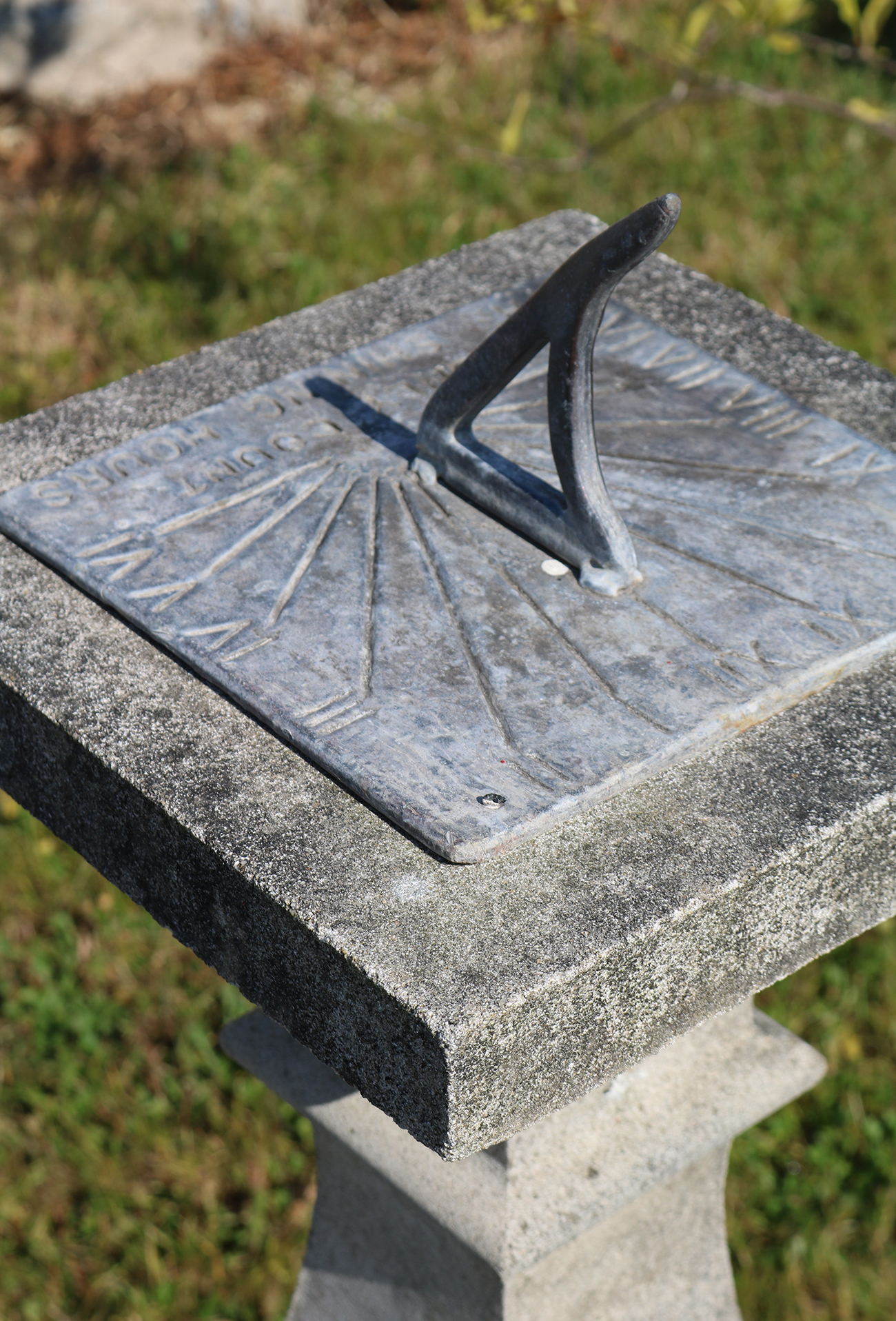 ITALIANATE STONE BASED SUNDIAL - Image 2 of 3